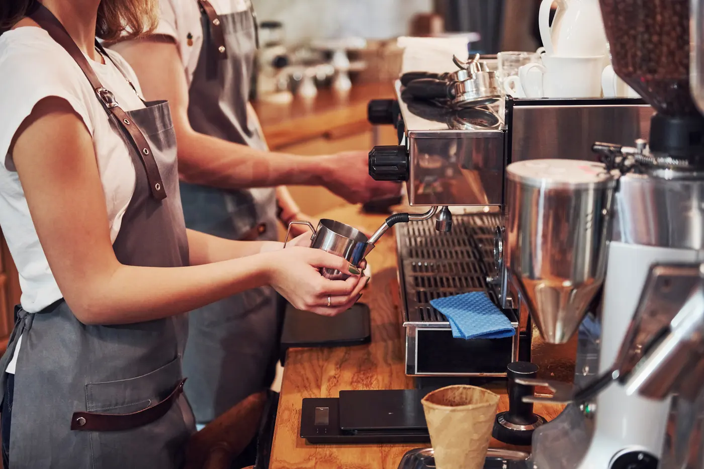 Barista preparando café